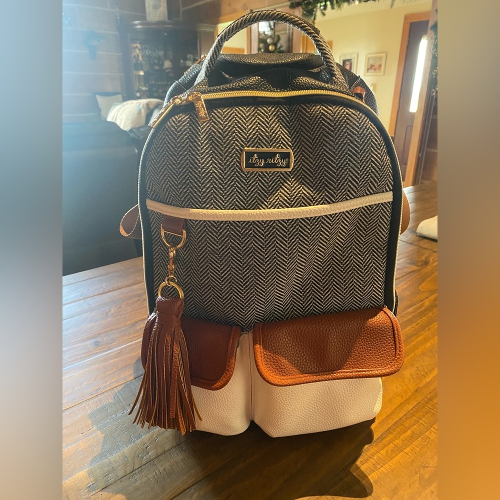 Itsy Ritzy Boss Large Capacity Diaper Bag - Coffee & Cream Color